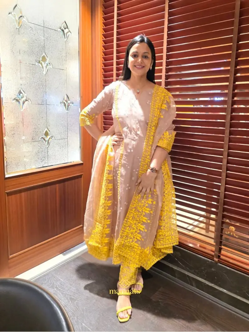 Sekf Embroidered Fabric with Beautiful Thread Embroidery on Suit and Organza Dupatta – Mannats Boutique