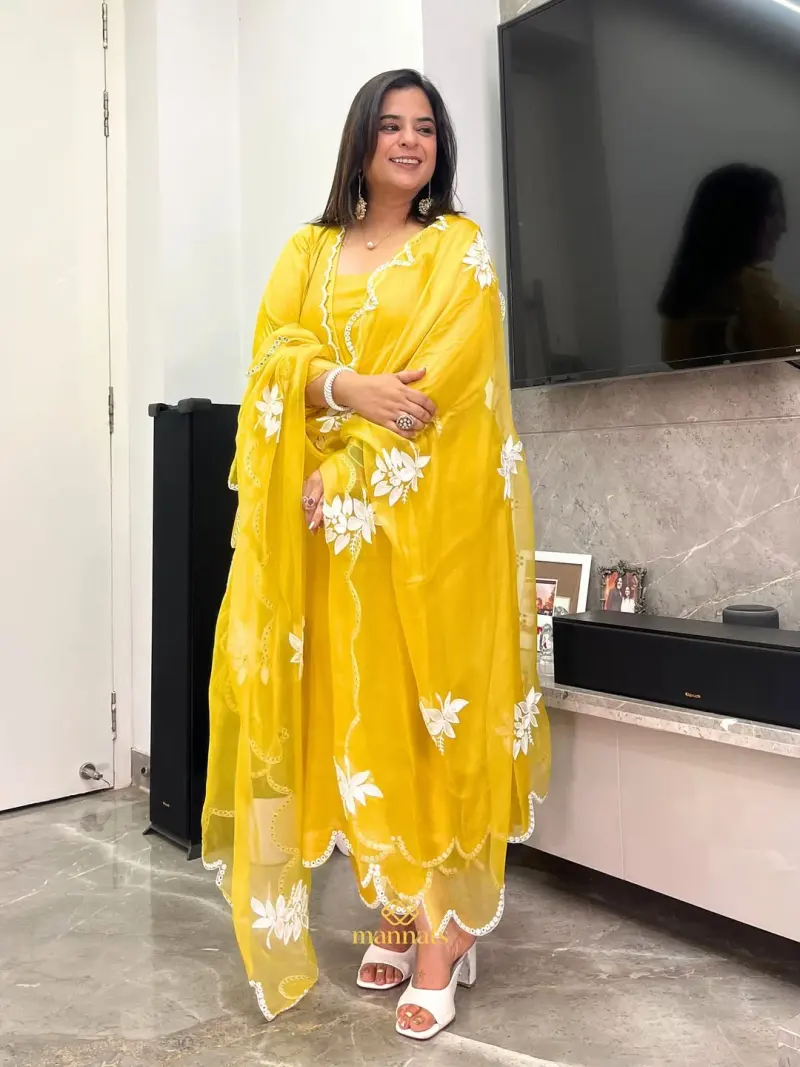 Muslin Pearl and Thread Embroidered Suit – Mannats Boutique