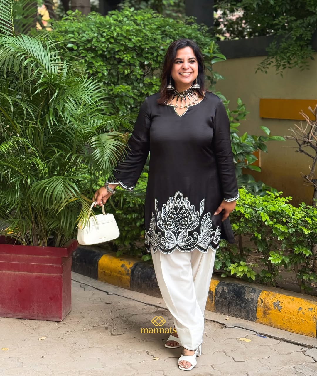 Black cotton silk kurta adorned with intricate embroidery, paired with a classic farshi salwar a (2)