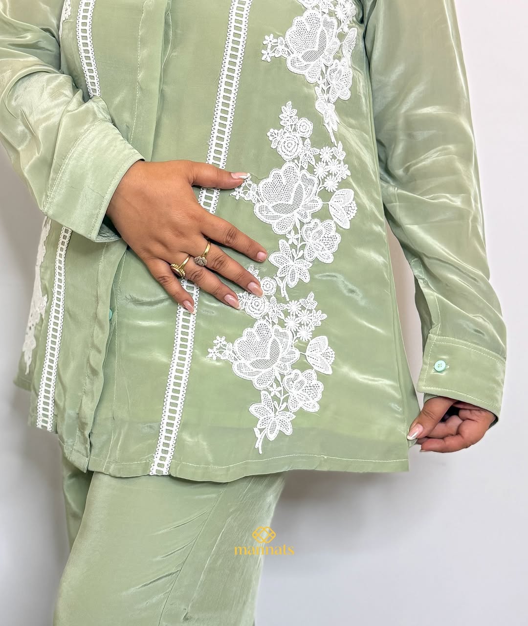 Rozana Rang - Episode 3 🪡🥝🦚This elegant crepe co-ord set is beautifully designed with soft fl (1)