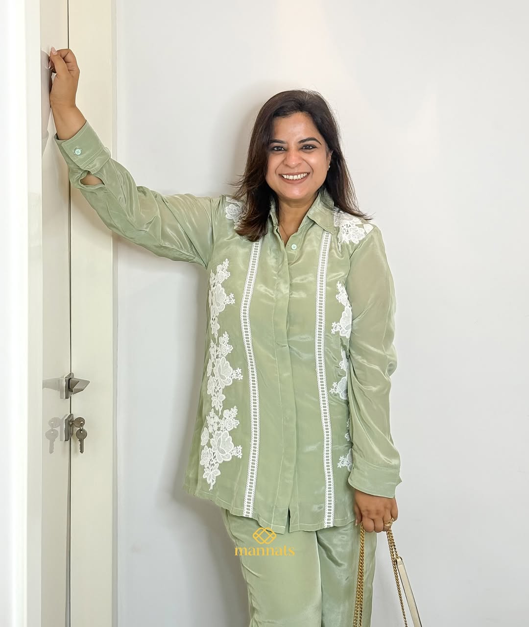 Rozana Rang - Episode 3 🪡🥝🦚This elegant crepe co-ord set is beautifully designed with soft fl (5)