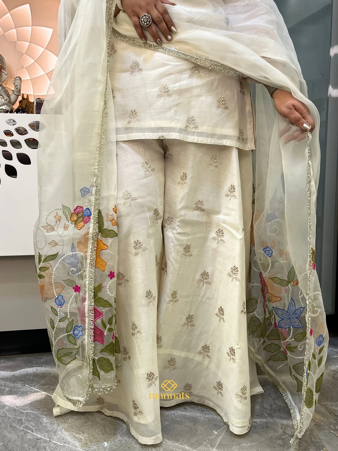 𝐑𝐚𝐧𝐠𝐯𝐚𝐥𝐢 (Day-1 रंगों और रूपों का उत्सव)🙏🏼🤍This Chanderi zari embroidered sharara sui (3)